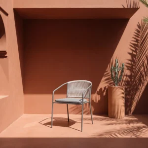 Chaise moderne dans un espace intérieur lumineux.