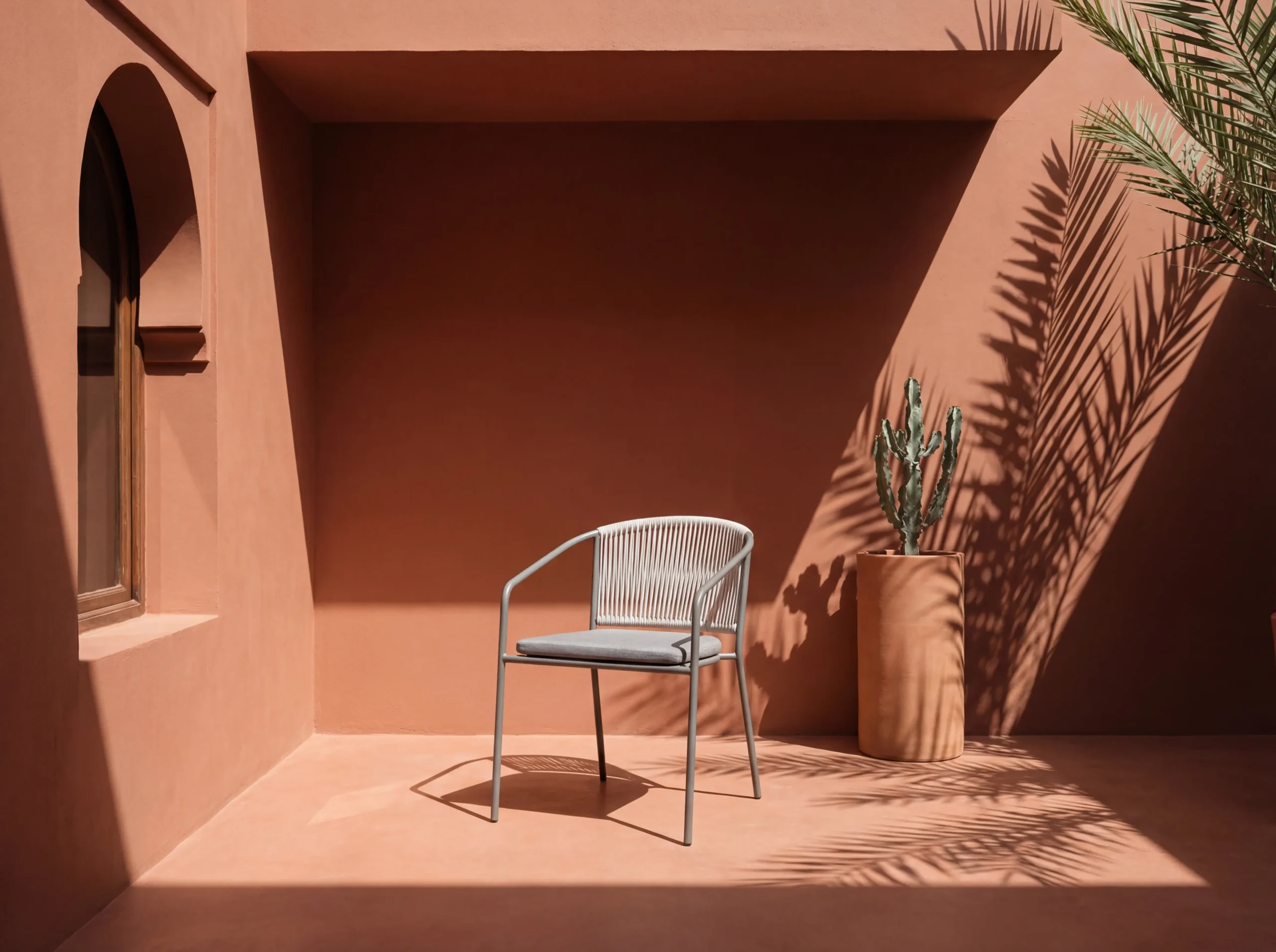 Chaise moderne dans un espace intérieur lumineux.