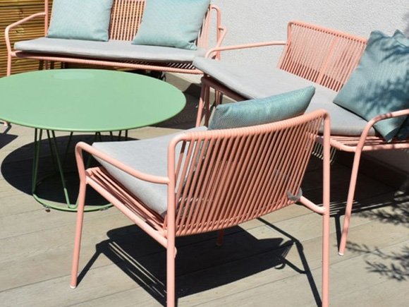 Asientos de salón al aire libre para una colección de muebles de jardín