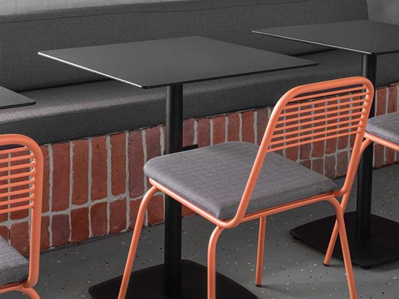 Détail produit d’une table basse d’extérieur