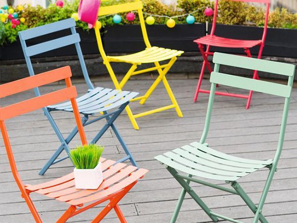Détail d’une chaise pliante pour la distribution jardin