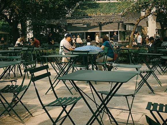 Détail d’une chaise pliante pour restaurants ou événements
