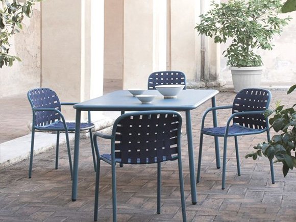 Outdoor dining table collection