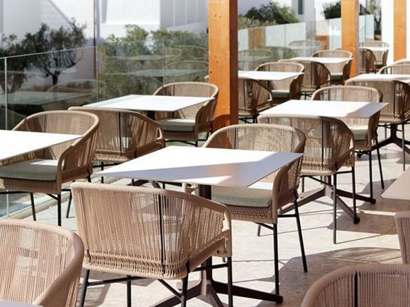 Silla de exterior tejida con cuerda para uso en cafeterías y hostelería