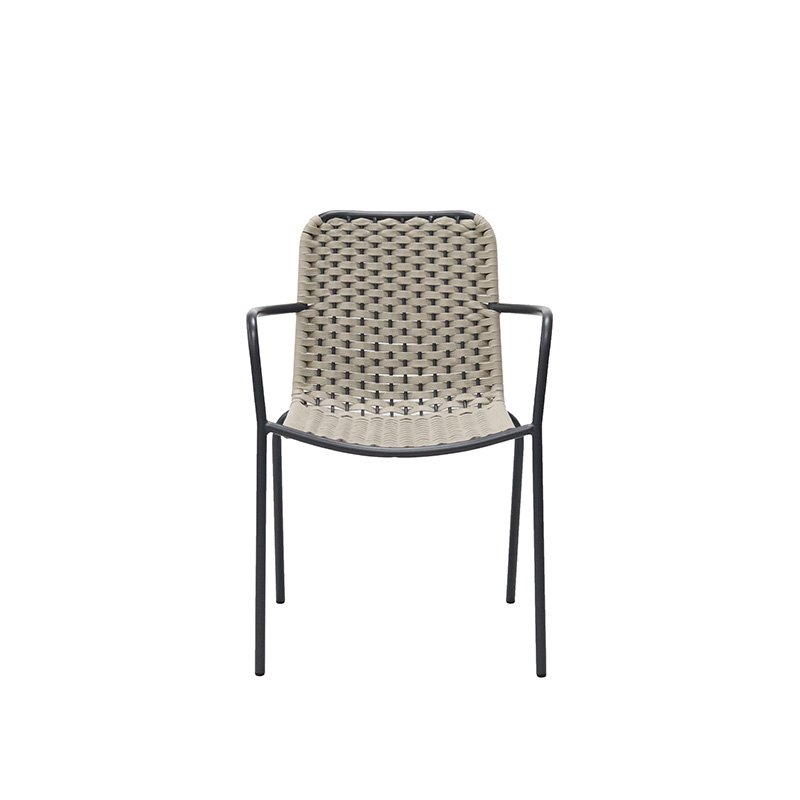 Détail d’une chaise d’extérieur avec tressage en corde