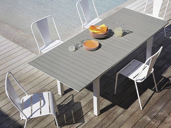 Table à manger et chaises d'extérieur pour un cadre hôtelier