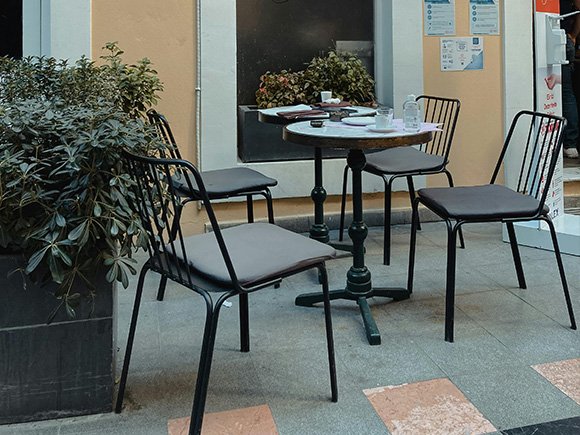 Chaise de salle à manger d'extérieur pour un cadre hôtelier