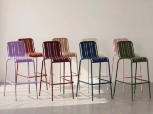 Sillas de bar de metal con recubrimiento en polvo en colores burdeos, azul, oliva, rosa y neutros