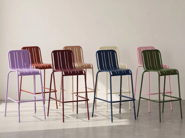 Metalen barstoelen met poedercoating in bordeaux, blauw, olijf, roze en neutrale kleuren