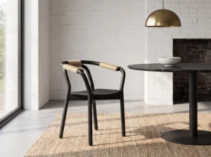 Chaise de salle à manger en bois courbé noir mat avec accoudoirs incurvés enveloppés de corde naturelle et siège en bois massif