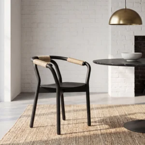 Chaise de salle à manger en bois courbé noir mat avec accoudoirs incurvés enveloppés de corde naturelle et siège en bois massif