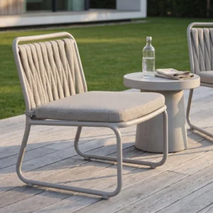 Chaise longue d'extérieur tissée à sangle verticale et base luge gris clair mat avec coussin amovible