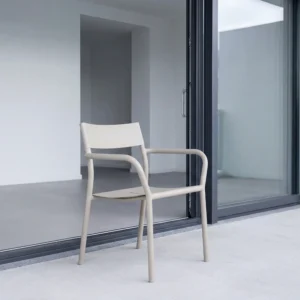 Fauteuil d'extérieur courbé d'une seule pièce en aluminium beige clair mat avec trou de drainage et design empilable