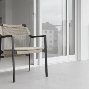 Fauteuil d'extérieur courbé d'une seule pièce en aluminium beige clair mat avec trou de drainage et design empilable