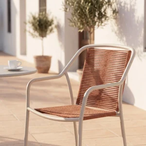 Fauteuil de salle à manger d'extérieur en corde tissée horizontale en terre cuite avec cadre en aluminium blanc cassé mat