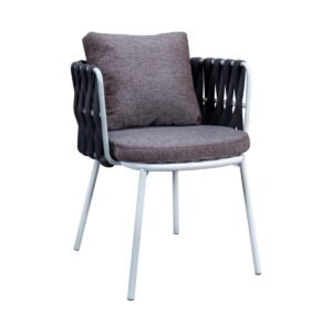 Outdoor-Sessel mit weißem Gestell und schwarzem, dickem, gewebtem Seil und runden, abnehmbaren Kissen