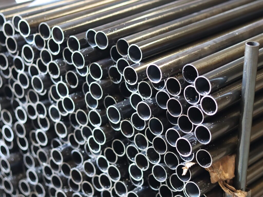 Tubos de acero preparados para la producción de estructuras de muebles de exterior.