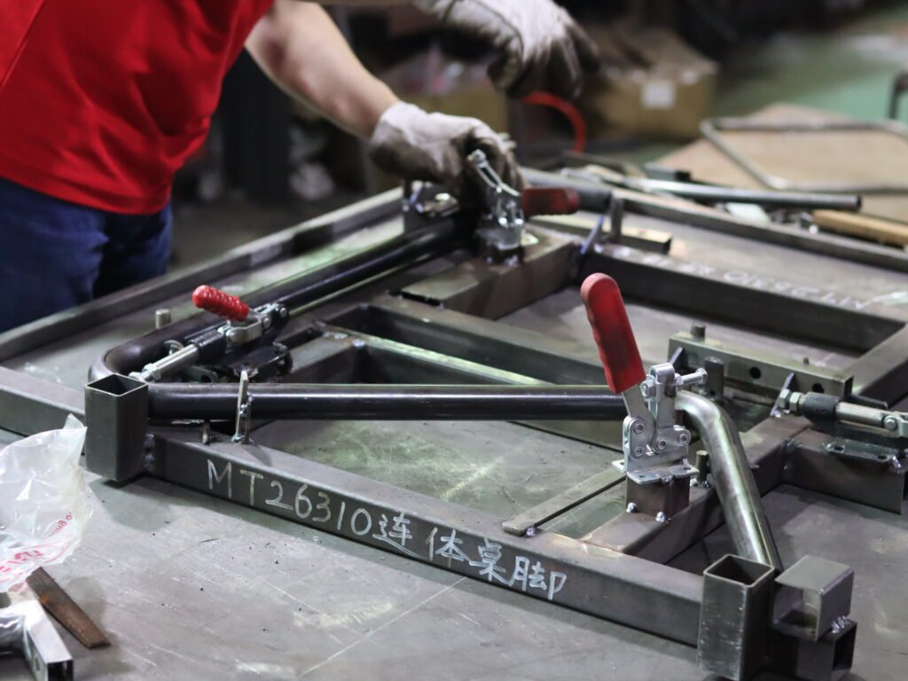 Soudure de charpente métallique pour meubles d'extérieur dans l'usine de Foshan