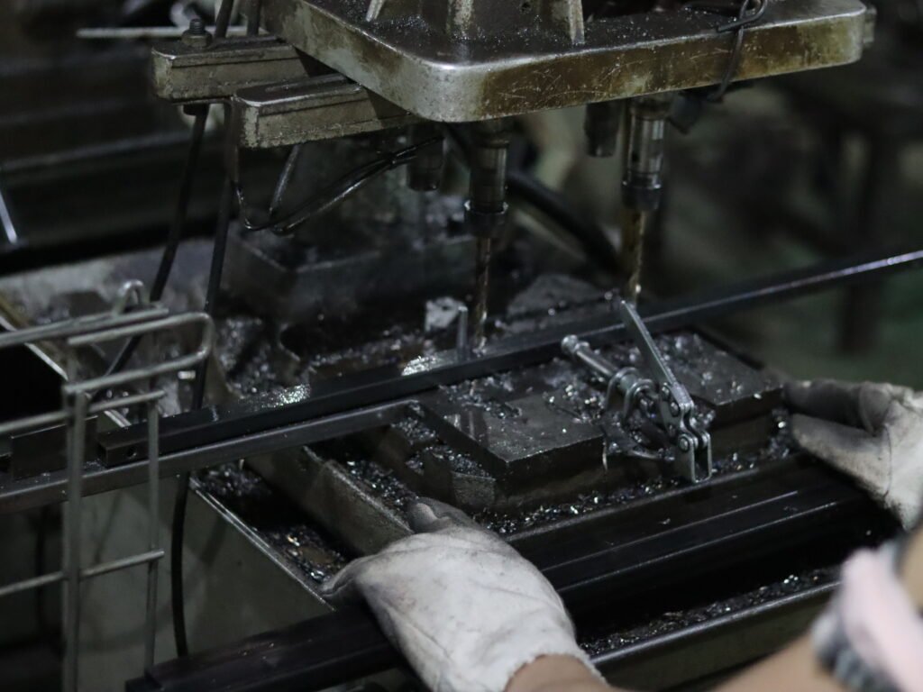Formage de tubes métalliques pour la production de cadres de meubles d'extérieur